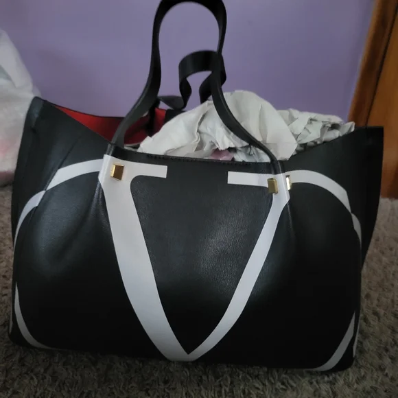 Fashionable Valentino Handbag - Picture 2 of 3